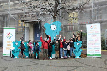 Der Alien Denk-Mal-Wert Teamgeist auf dem Schulhof in der Wedding-Grundschule