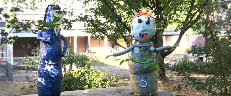 Schulbezogene Sozialarbeit an der Helmut-James-von-Moltke-Schule in Nord-Charlottenburg, Skulpturen im Schulhof